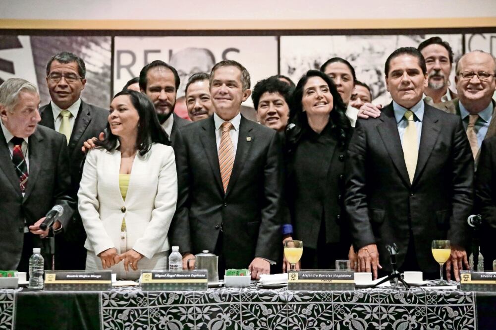 Beatriz Mojica Morga, secretaria general del PRD; Miguel Ángel Mancera, jefe de Gobierno de la CDMX; Alejandra Barrales, presidenta nacional del partido, y los gobernadores de Michoacán y de Morelos, Silvano Aureoles y Graco Ramírez (ALEJANDRA LEYVA)