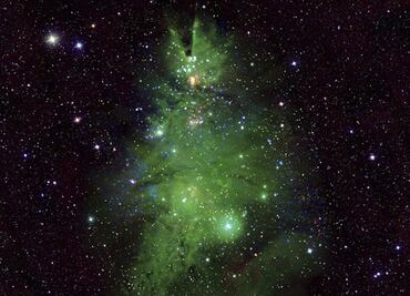 NASA captura un grupo de estrellas con forma de árbol de Navidad
