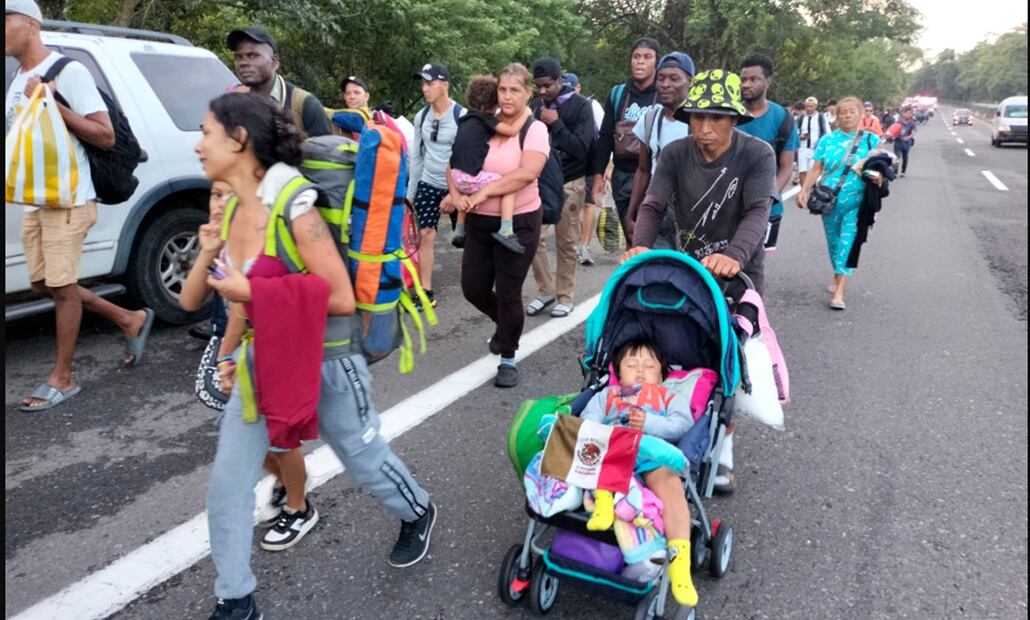 La caravana migrante “Éxodo de justicia” que salió el pasado miércoles de Tapachula, Chiapas, avanza por la carretera Costera y cuyo objetivo es llegar a la Ciudad de México en busca de papeles y trabajos bien remunerados, el 7 de agosto de 2025. Foto: María de Jesús Peters/EL UNIVERSAL