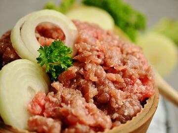 Los riesgos de comer carne cruda