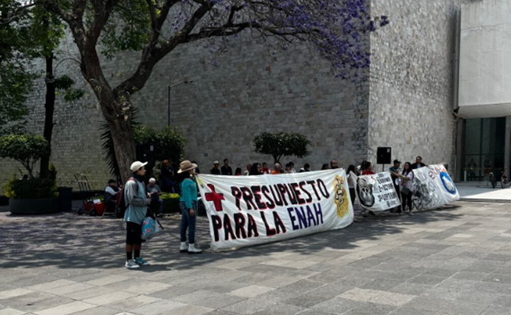 Estudiantes, maestros y trabajadores de la Escuela Nacional de Antropología e Historia (ENAH) protestaron en el Museo Nacional de Antropología; exigen mejores condiciones para su escuela. Foto: Vía Twitter bitchy slug.