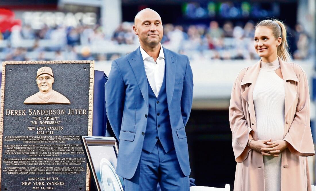 El ex paracorto de los Yankees, Derek Jeter, y su esposa Hannah, posaron junto a una placa conmemorativa. (ADAM HUNGER. USA TODAY SPORTS)