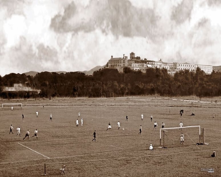 Cancha del Club Athletic Reforma y al fondo, El Castillo de Chapultepec. Autor: Agustín Víctor Casasola, circa 1910. Colección Casasola Fotografía. Crédito: CORTESÍA Colección Casasola Fotografía