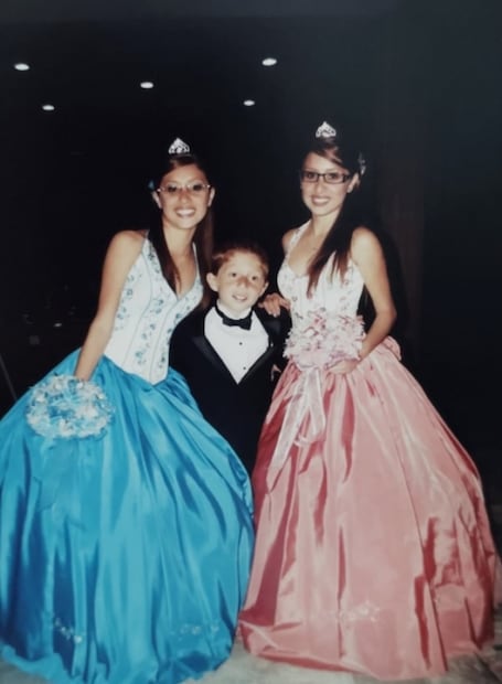 Las tiernas fotos de Octavio Ocaña cuando fue chambelán de sus hermanas