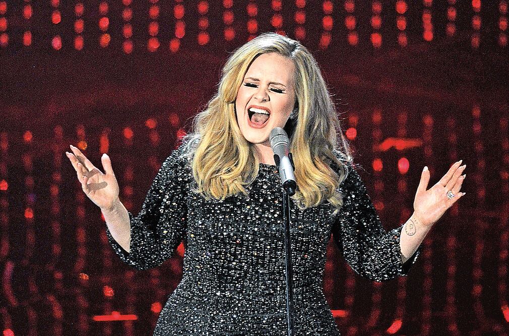 Adele explicó que sí escribe los mensajes, sólo los postean por ella (CHRIS PIZZELLO. AP)