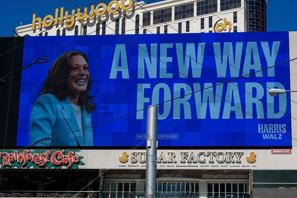 Una valla publicitaria muestra un anuncio de la candidata demócrata a la vicepresidencia Kamala Harris en el Strip de Las Vegas. FOTO: JULIA NIKHINSON. AP