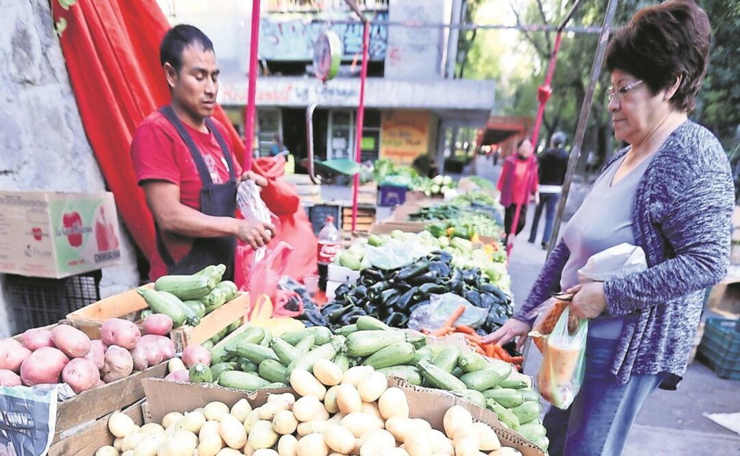 Disparidad. Para el CEESP, a pesar de que el salario mínimo pasó de 73.04 a 80.04 pesos, el aumento no compensó la subida de precios. (ARCHIVO EL UNIVERSAL)