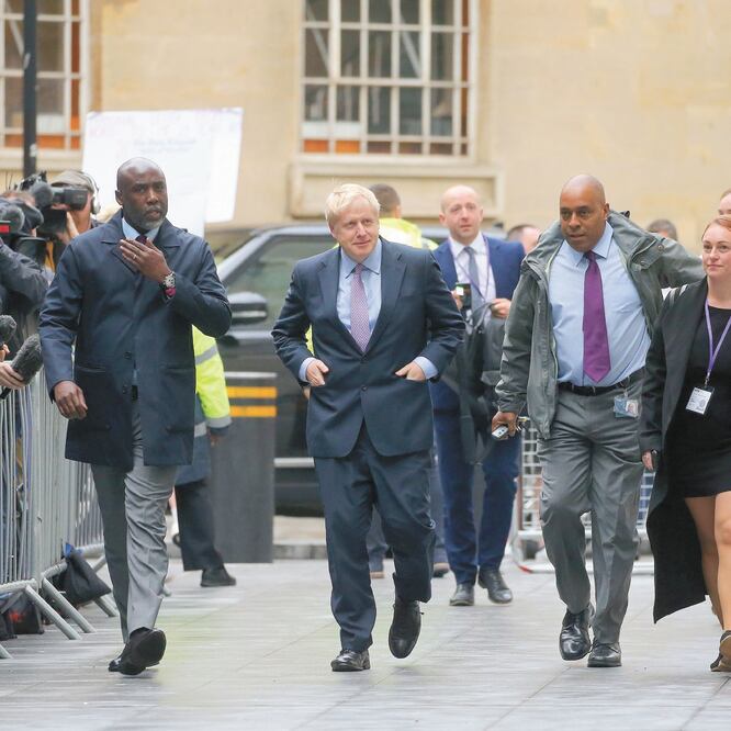 El exalcalde Boris Johnson, favorito para suceder a Theresa May, ayer al llegar a los estudios de la cadena BBC, en Londres. ISABEL INFANTES. AFP