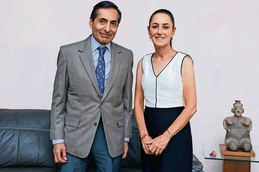 Rogelio Ramírez de la O y Claudia Sheinbaum se reunieron ayer para revisar prioridades económicas. Foto: Especial