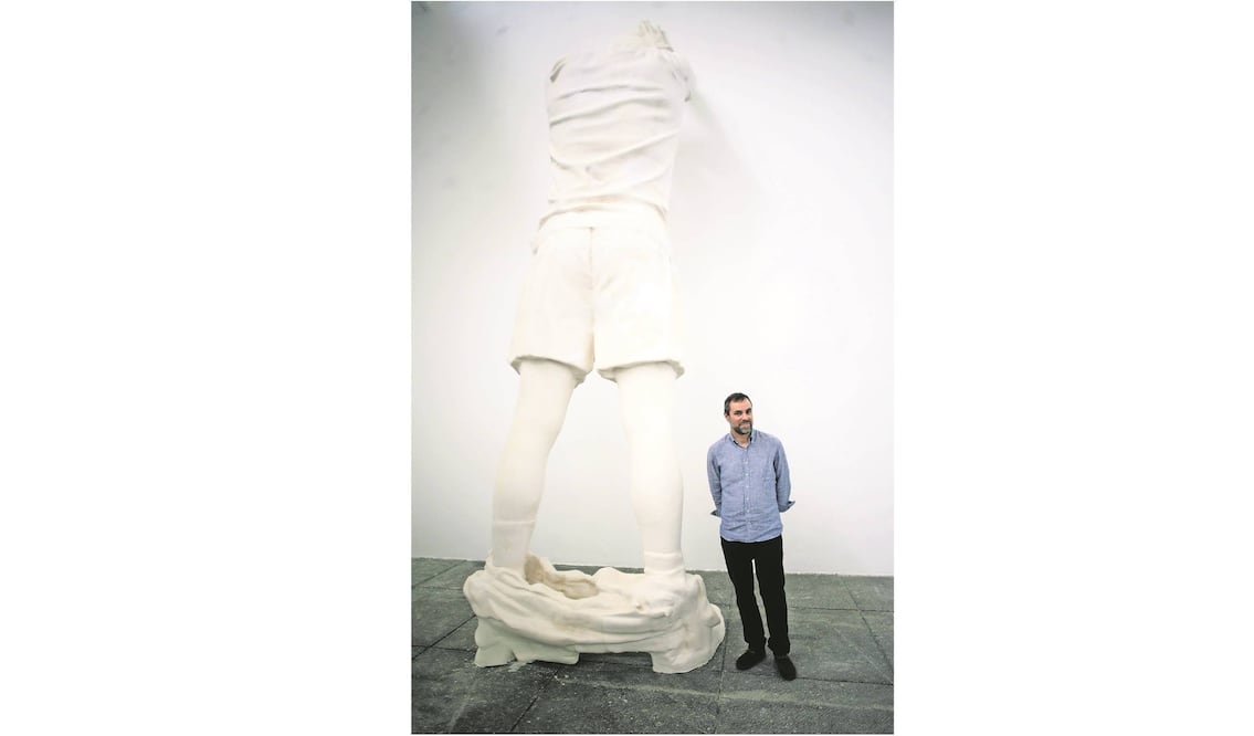 Fernando Sánchez Castillo a un lado de su escultura Estudiante (FOTOS: IVÁN STEPHENS. EL UNIVERSAL)