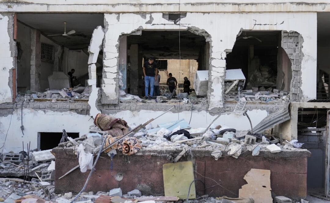 Palestinos inspeccionan los daños a un edificio tras un ataque israelí en el campo de refugiados de Yenín, Cisjordania. Foto: AP