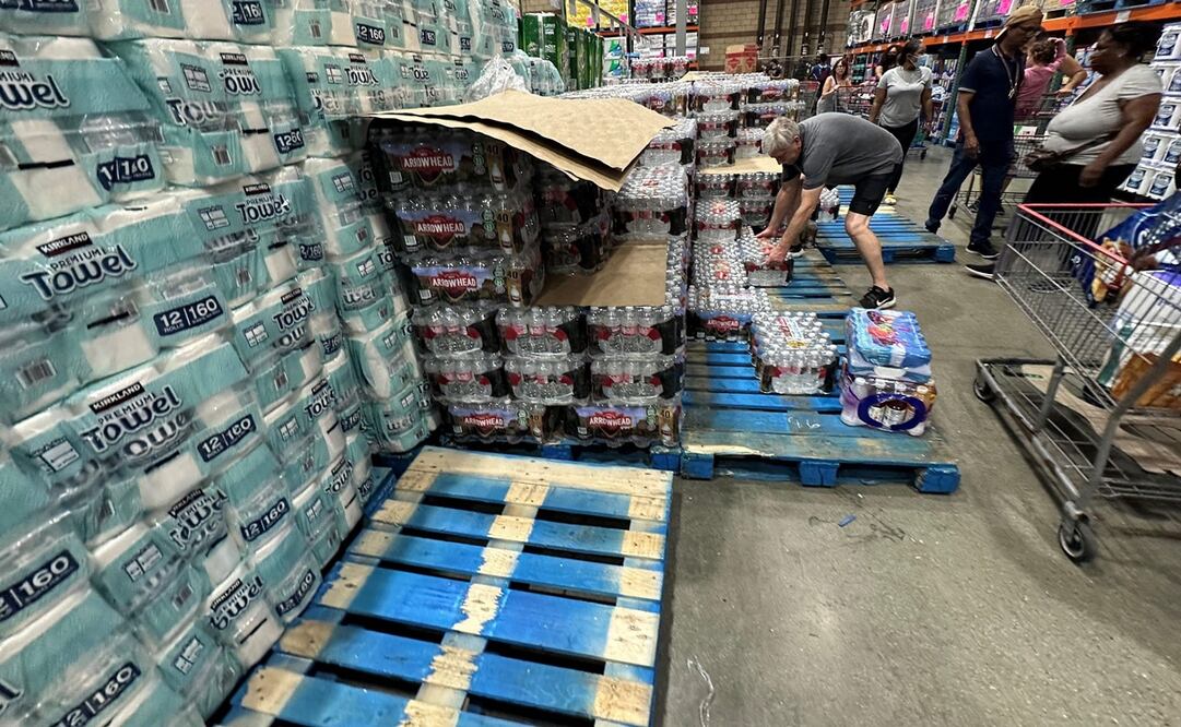 Los clientes compran suministros de emergencia antes del huracán Hilary en un almacén de Costco en Hawthorne, California. Foto: AFP