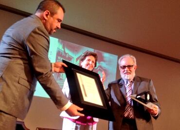 Dramaturgo José Ramón Enríquez recibe Medalla Bellas Artes