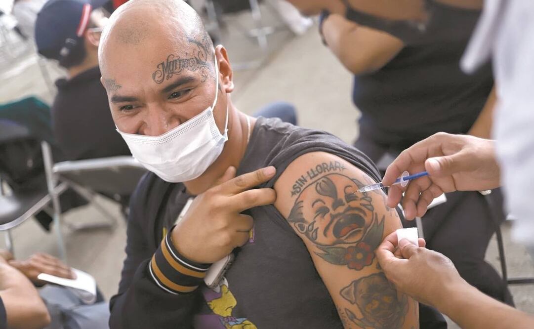 Sin aglomeraciones ni filas largas, la jornada de vacunación para personas de entre 30 y 39 años inició ayer en las alcaldías Iztapalapa e Iztacalco. En la imagen, un hombre al que le aplican la dosis sobre su tatuaje. Foto: Fernanda Rojas/OBTURADOR.MX