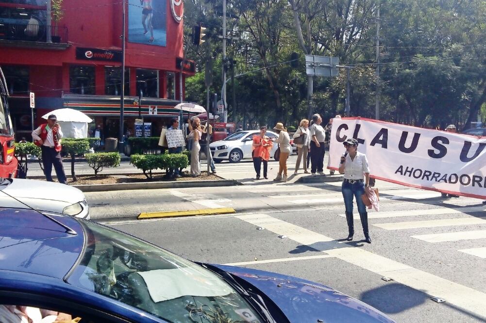 Tras su protesta, los ahorradores defraudados de Ficrea entregaron a la CNBV una segunda solicitud de audiencia con el secretario de Hacienda, José Antonio Meade. (FOTO: ANTONIO HERNÁNDEZ. EL UNIVERSAL)