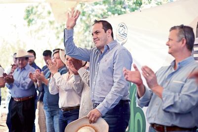 Revocan mandato al 'Cuau', pero no se va