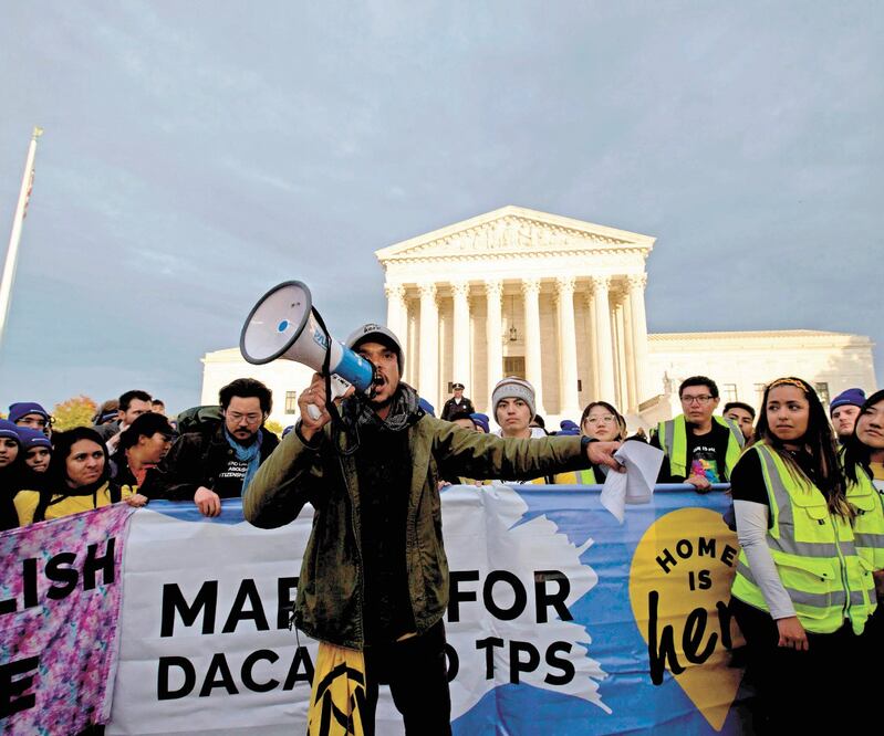 Desde el pasado domingo, algunos dreamers se apostaron frente a la Corte Suprema de Estados Unidos para exigir la permanencia del programa DACA. Foto/JOSÉ LUIS MAGANA. AFP