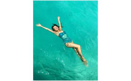 Thalía se luce en traje de baño junto a su esposo