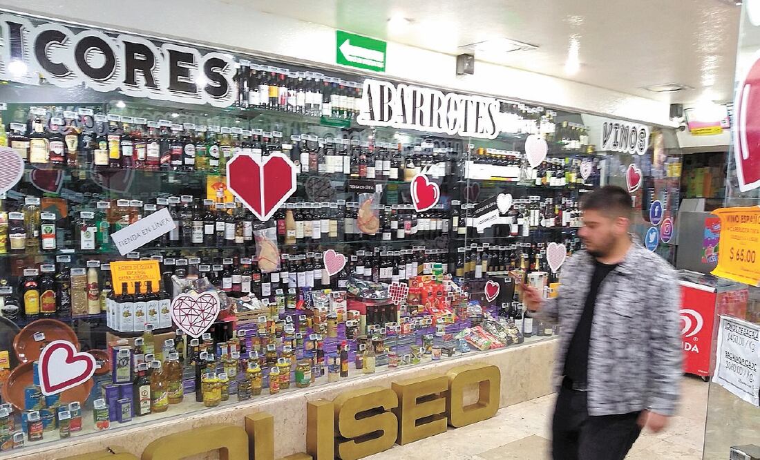 En vitrinas de comercios de la Ciudad de México ya hay ofertas para celebrar el Día del Amor y la Amistad. BERENICE FREGOSO. EL UNIVERSAL