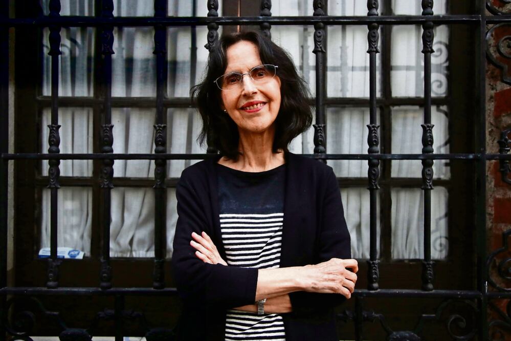 Conmovida, feliz pero incrédula, Coral Bracho se une a David Huerta, el otro poeta mexicano que recibió el Premio en 2019. Foto: Valente Rosas | El Universal