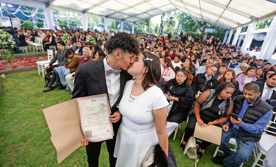Cientos de parejas celebraron el Día de San Valentín uniendo sus vidas en el Centro Cultural Los Pinos. Foto: Francisco Rodríguez / EL UNIVERSAL