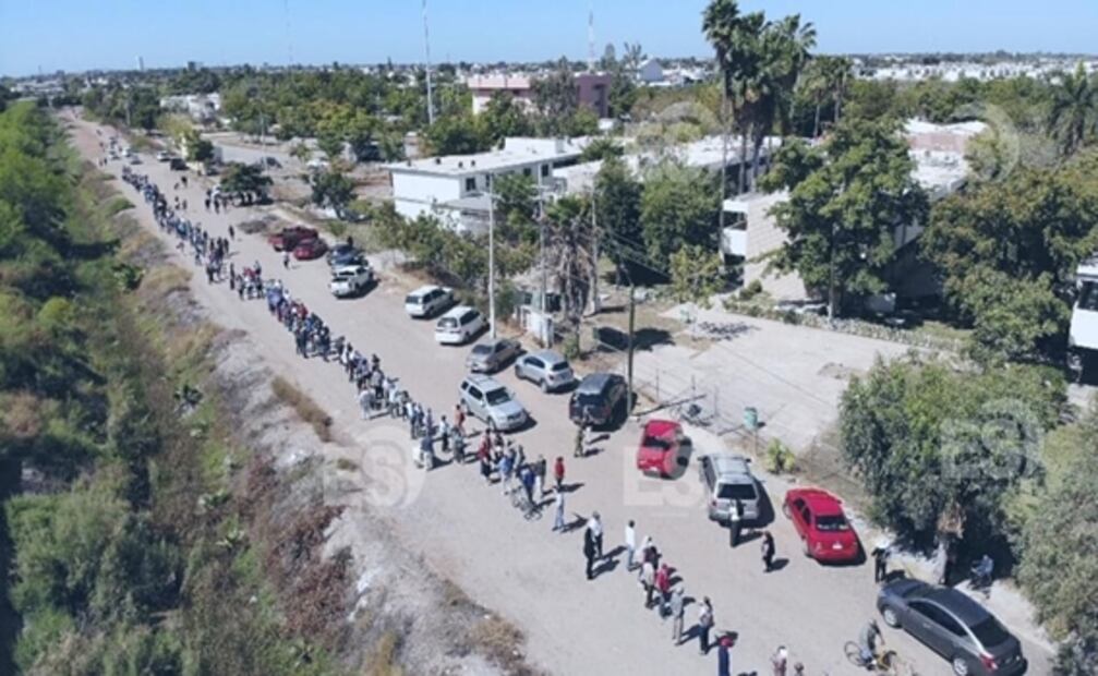 Entre desmayos y altas temperaturas, vacunan a adultos mayores en Los Mochis