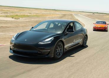 Ladrón trata de escapar en auto eléctrico y se le acaba la batería