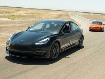 Ladrón trata de escapar en auto eléctrico y se le acaba la batería