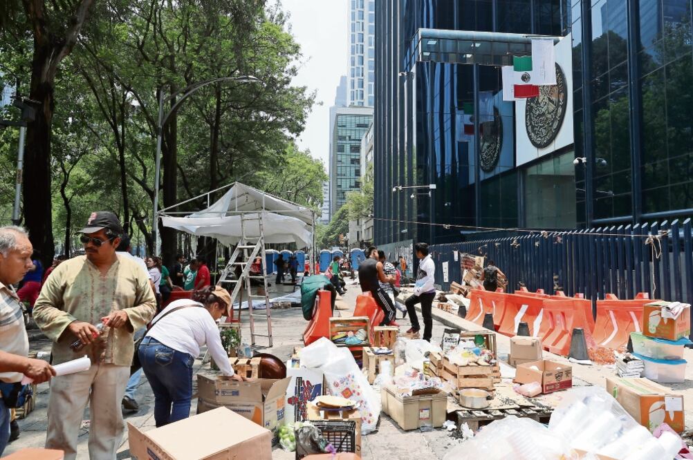 Los familiares de los estudiantes de la Escuela Normal Rural Raúl Isidro Burgos de Ayotzinapa y simpatizantes del movimiento marcharon del Antimonumento +43 a las instalaciones de la PGR, y después comenzaron a levantar el plantón. (LUCÍA GODÍNEZ)