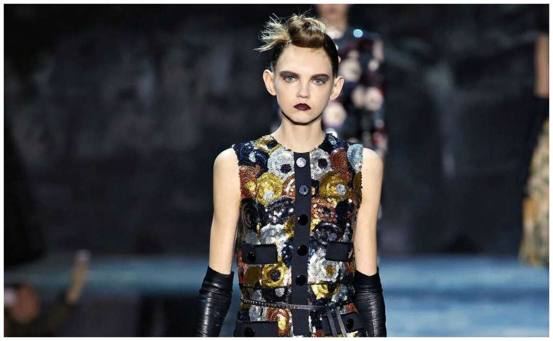 Molly Bair desfilando para la colección de Otoño-Invierno de Marc Jacobs