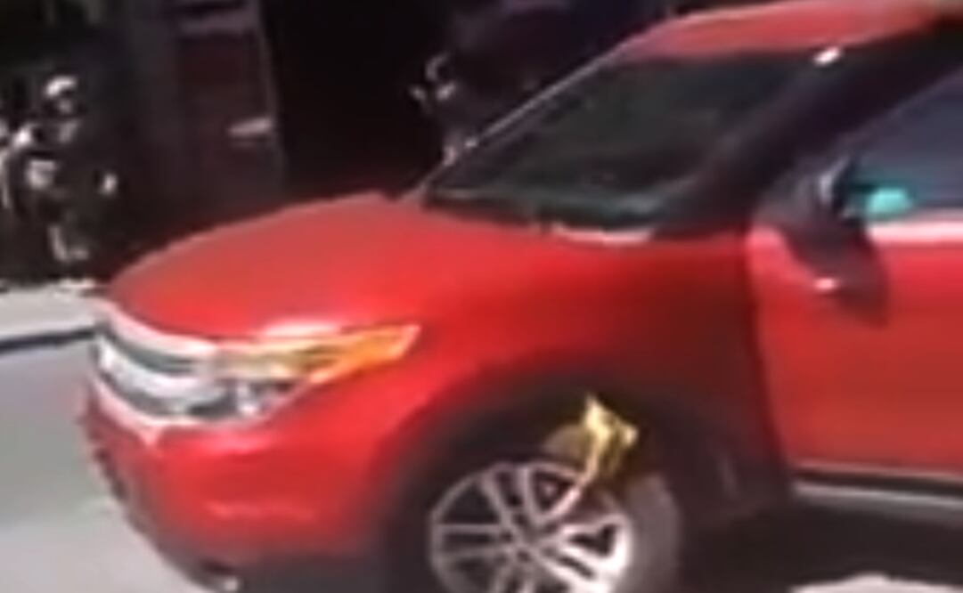 Una mujer dañó una lujosa camioneta en la que viajaba. (FOTO: Tomada de video)