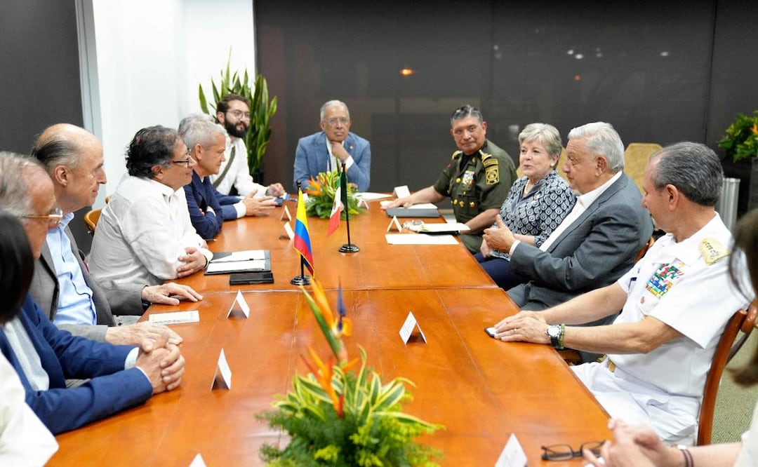 El presidente mexicano, Andrés Manuel López Obrador en reunión con su homólogo, Gustavo Petro, con quien conversó de las iniciativas de paz que hay en marcha en el país y sobre el cambio de paradigma mundial con las drogas, en Cali. Foto: AFP