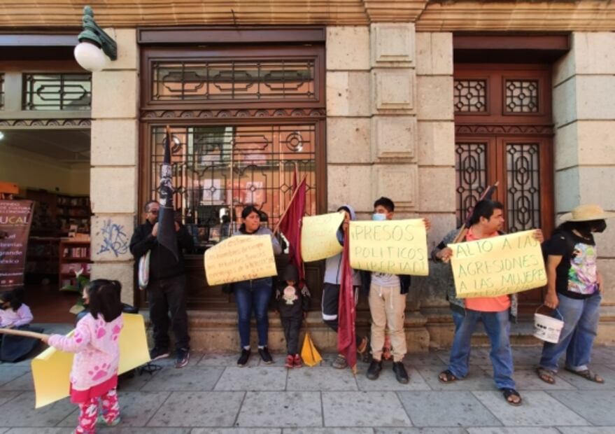 Organización indígena protesta en la librería Ricardo Flores Magón del FCE, en Oaxaca