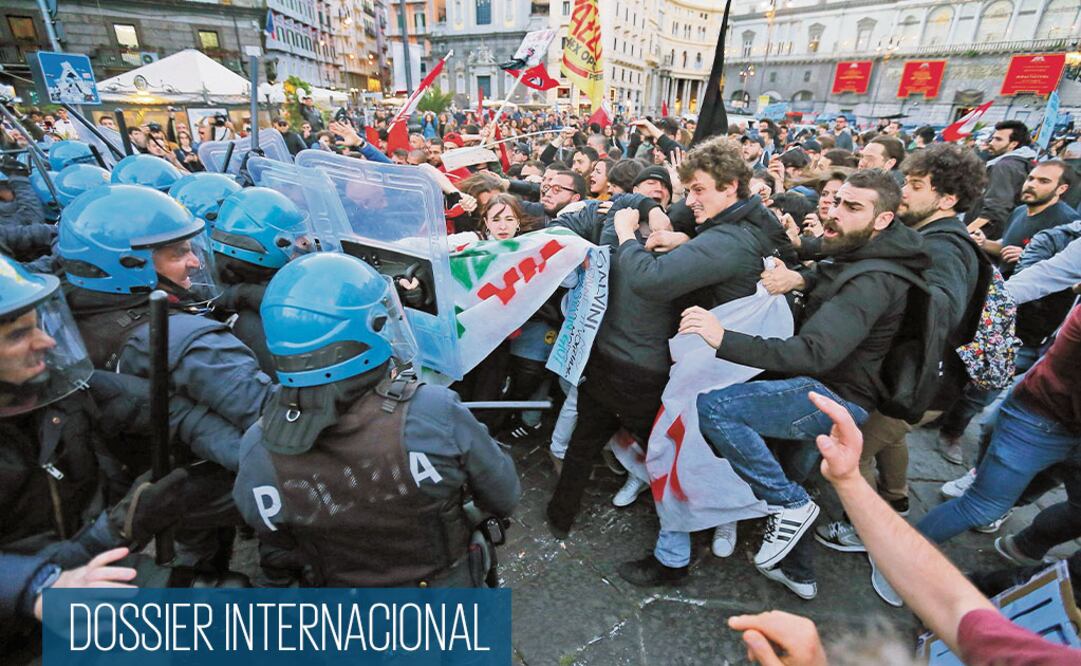 Manifestantes contra el ministro de Interior italiano, Matteo Salvini, el pasado jueves, en Nápoles. CARLO HERMANN. AFP