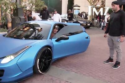 Bieber estrena Ferrari y lo multan por dar vuelta prohibida