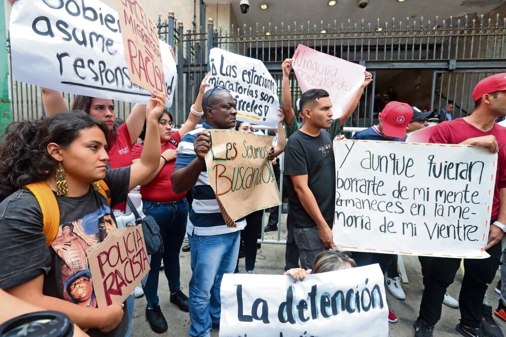 Integrantes de organizaciones no gubernamentales de apoyo a migrantes protestaron ayer en la Secretaría de Gobernación por el incendio en Ciudad Juárez.Foto: Francisco Rodríguez/ EL UNIVER5AL