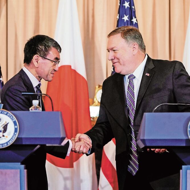 Taro Kono, ministro de Relaciones Exteriores de Japón, se reunió ayer con el secretario de Estado de EU, Mike Pompeo, en Washington. JOSHUA ROBERTS. REUTERS