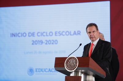 Esteban Moctezuma, al pizarrón