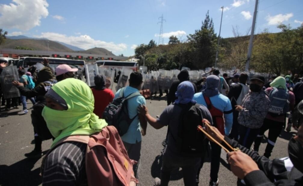 En imágenes, así fue el enfrentamiento con palos, piedras y hasta un tráiler entre normalistas y la GN