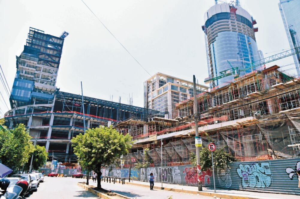 El jueves pasado un trabajador de 24 años, cayó de una altura de 16 metros en la segunda torre de la construcción; murió más tarde en un hospital. Foto/ARCHIVO EL UNIVERSAL
