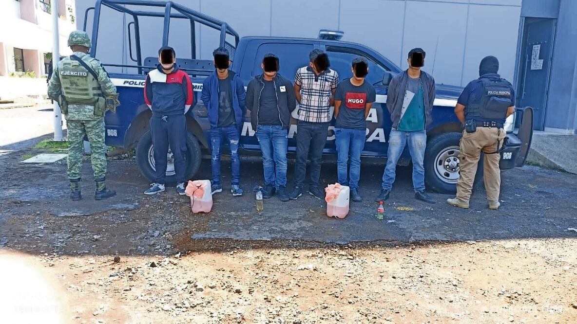 Seis personas fueron detenidas ayer domingo tras varios ataques a tiendas de conveniencia y vehículos en Uruapan, Michoacán. Foto: Especial