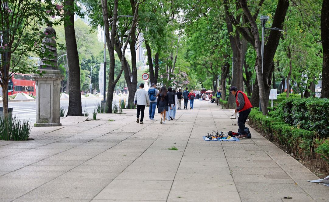 Algunos vendedores aun ofertan sus productos sobre la banqueta. Foto: Fernanda Zamora / EL UNIVERSAL
