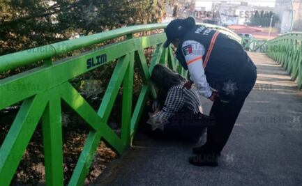 Rescatan a mujer que intentaba lanzarse desde puente peatonal  