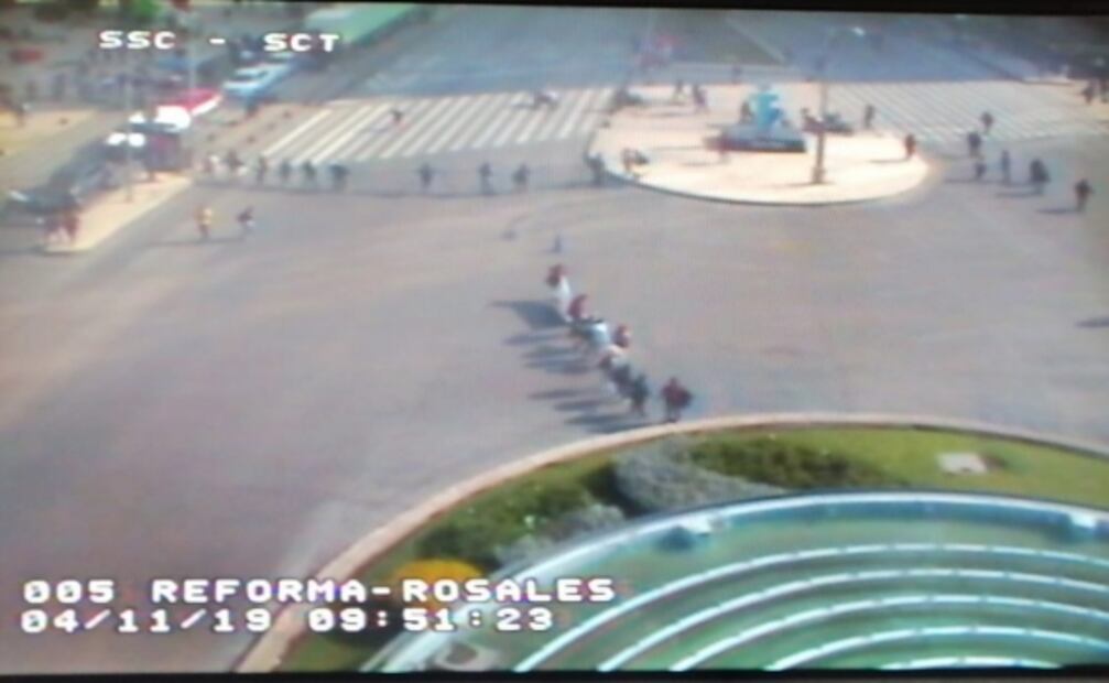 Estudiantes y maestros bloquean Eje Central y avenida Juárez