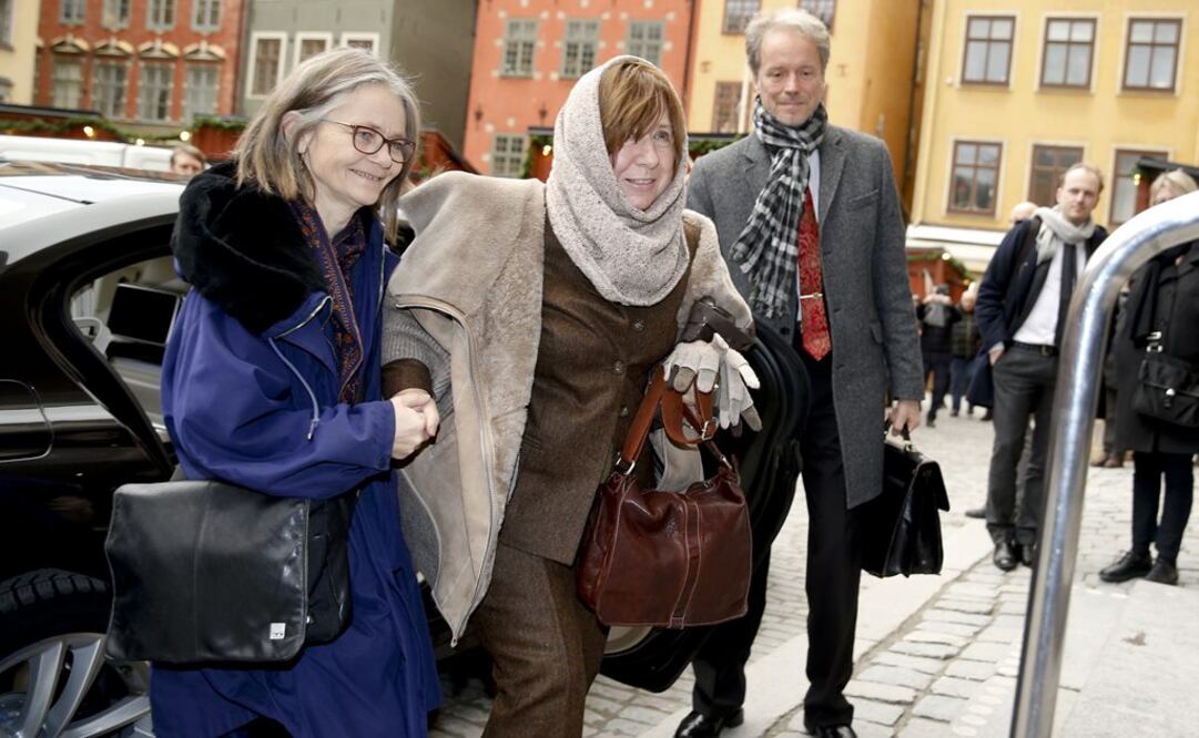Svetlana Alexievich (c), premio Nobel de Literatura 2015, llega al Museo Nobel para un evento, en Estocolmo. La ceremonia de premiación de los Premios Nobel 2015 se llevará a cabo en Estocolmo el 10 de diciembre de 2015. FOTO: Xinhua