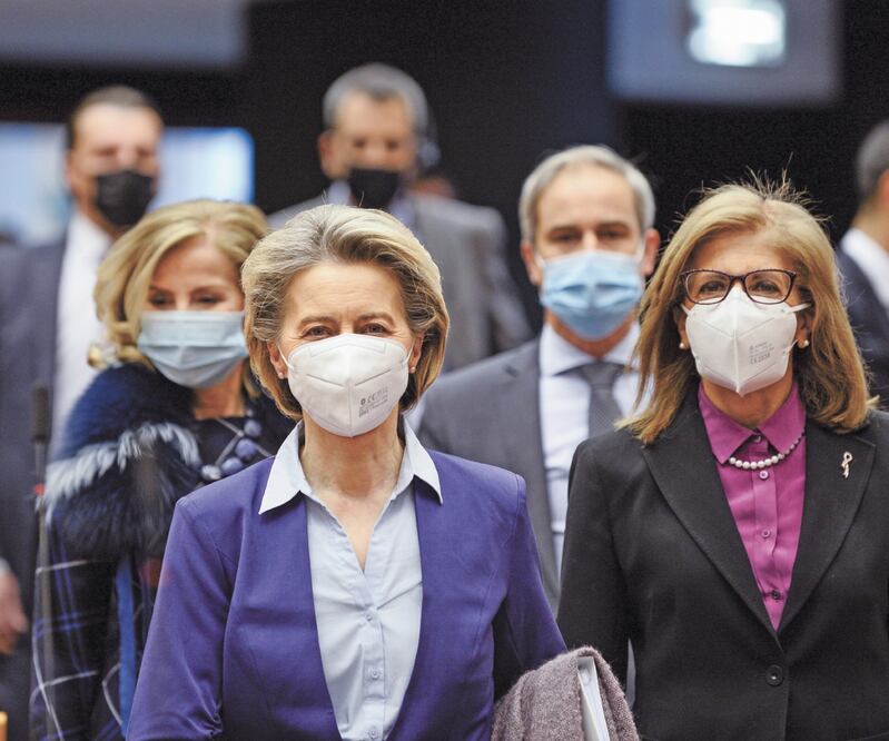 La presidenta de la Comisión Europea, Ursula von der Leyen, con la eurocomisaria de Sanidad, Stella Kyriakides, ayer en en el Parlamento Europeo, en Bruselas. JOHANNA GERON. EFE
