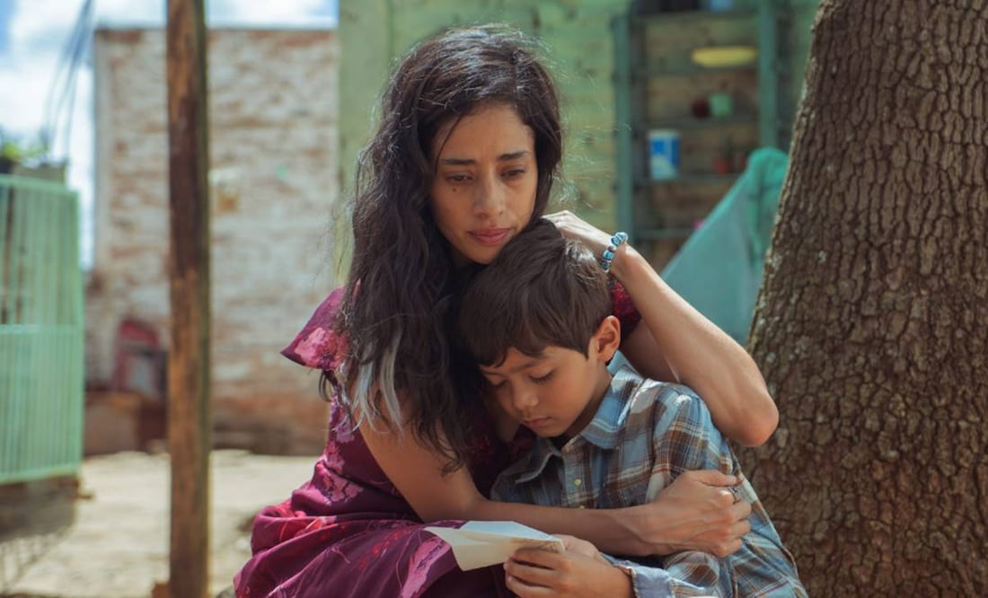 Escena de la cinta "Allá, cartas al corazón", con Fátima Molina.