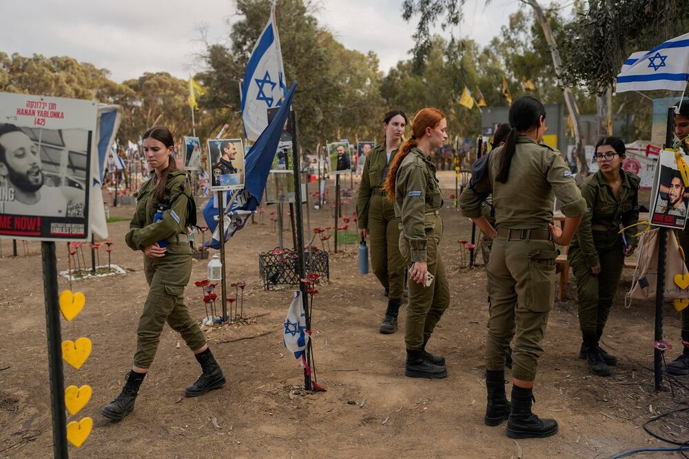 Soldados visitan el lugar del festival de música Nova, donde Hamas mató y secuestró a cientos, en vísperas del primer aniversario del ataque, cerca del Kibbutz Reim, en el sur de Israel. Foto: AP