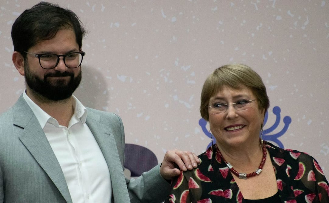 El presidente chileno Gabriel Boric, a la izquierda, y la expresidenta Michelle Bachelet, asisten a una ceremonia conmemorativa del mes de los derechos humanos en Santiago, Chile, el 12 de diciembre de 2022. Foto: AP