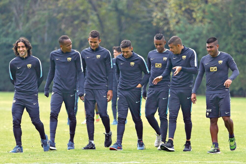 La tropa foránea del Club Universidad, encabezada por Matías Britos (izq.) se prepara para el choque de Copa Libertadores esta noche ante el Emelec ecuatoriano (HUGO AVILA. IMAGO7)